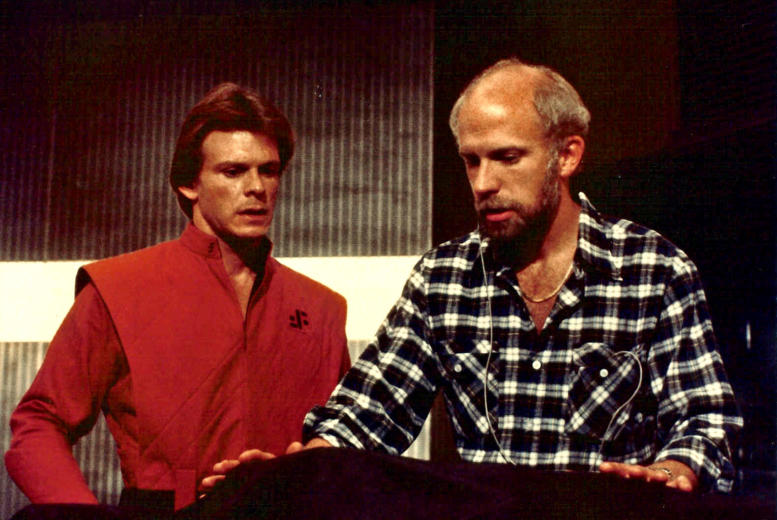 Kenneth Johnson with Marc Singer behind the scenes of V: The Original Miniseries